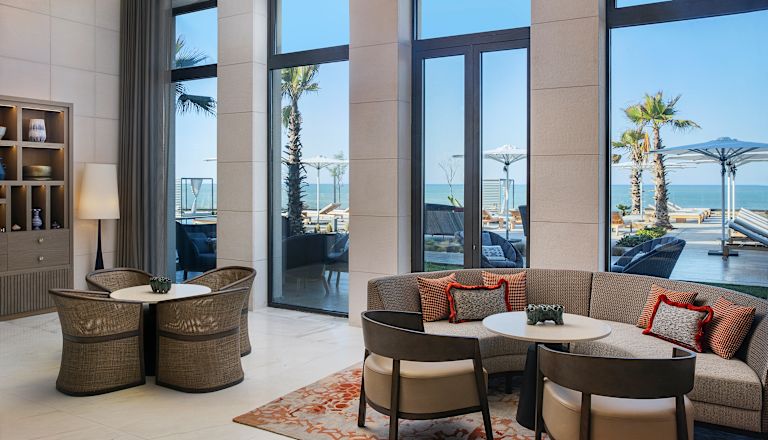 Bekväm soffa i hotellets lobby med utsikt över utomhusterrassen