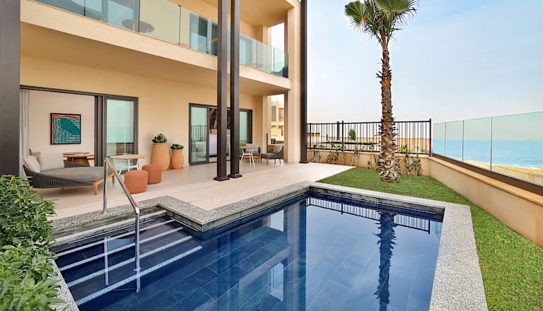 Utomhusterrass i svit med lounge och privat pool