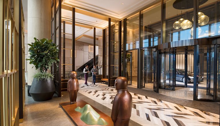 Lobby con auto all'aperto