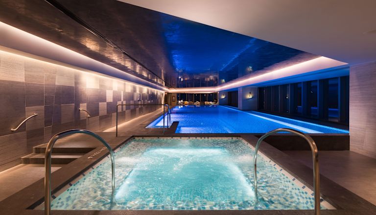 Piscina interna con vasca idromassaggio
