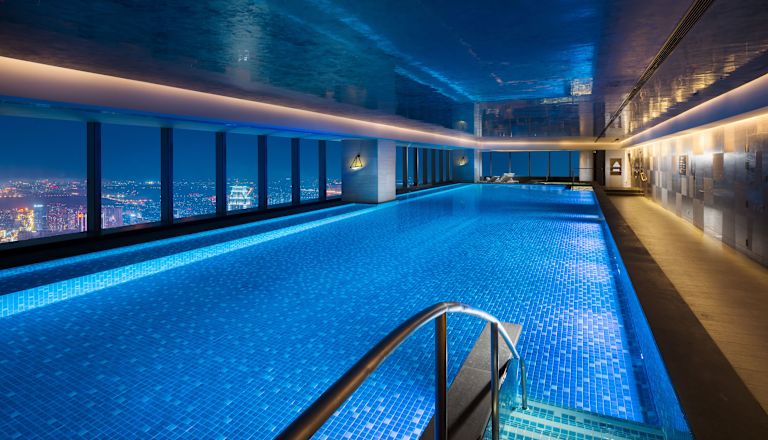 Piscina interna con finestre