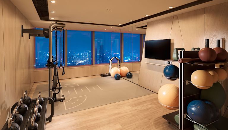 Fitness center con TV e kettlebell