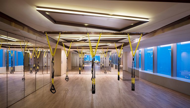 Fitness center con specchi e finestre