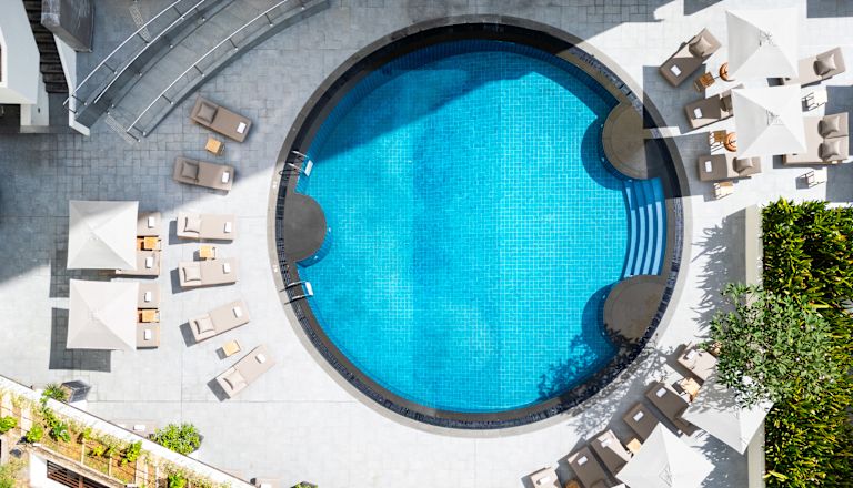 의자를 갖춘 야외 수영장의 오버헤드 전망