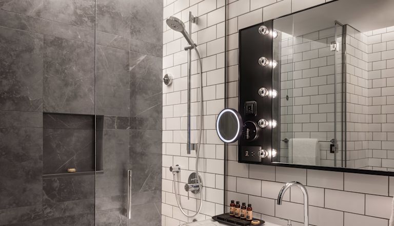 Badezimmer mit Dusche