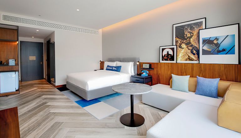 Zimmer mit Kingsize-Bett und Couch