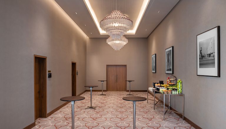 Veranstaltungsfoyer mit Snack und Kaffeestation
