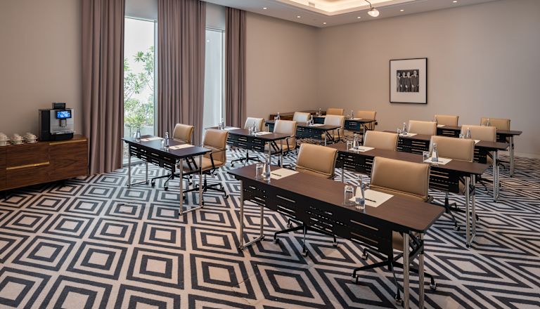 Boardroom mit Tischreihen und Stühlen