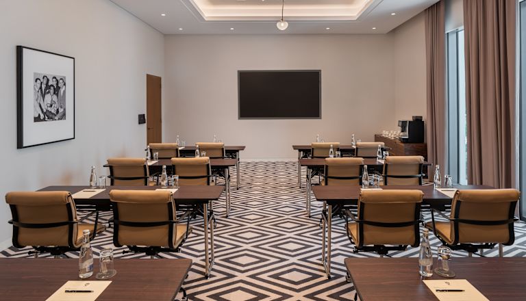 Boardroom mit Tischreihen und Stühlen