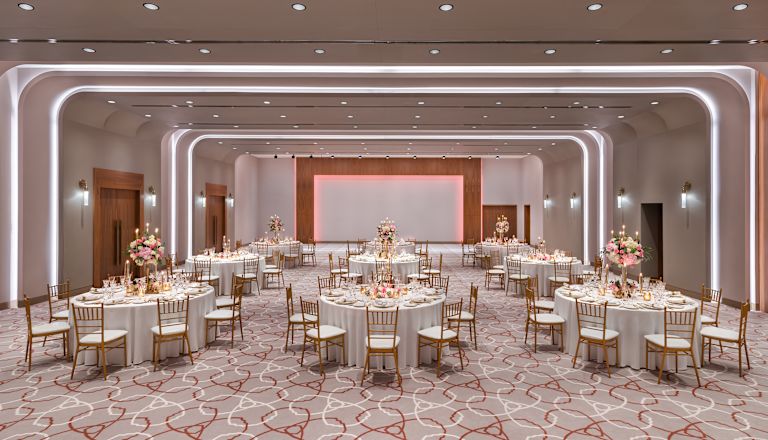 Ballsaal mit runden Tischen für Bankette