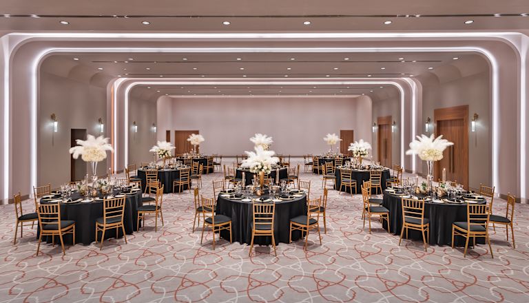 Ballsaal mit runden Tischen für Bankette