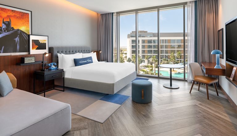 Zimmer mit Kingsize-Bett und Schreibtisch