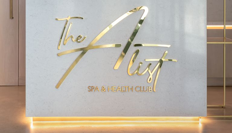 Empfangsbereich und Logo des Spa