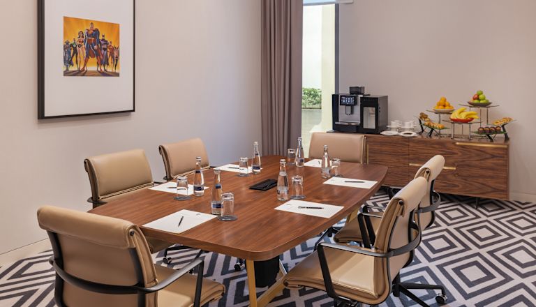 Boardroom mit kleinem Tisch