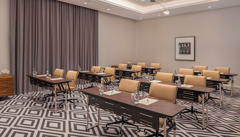 Boardroom mit Tischreihen und Stühlen