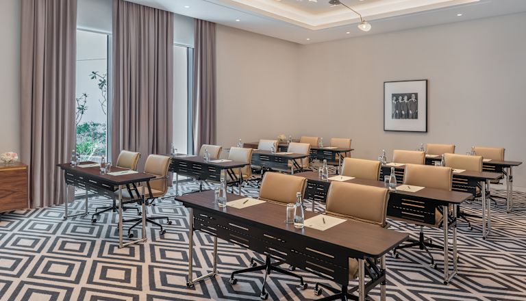 Boardroom mit Tischreihen und Stühlen