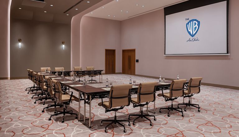Meetingraum mit Tischbestuhlung in U-Form