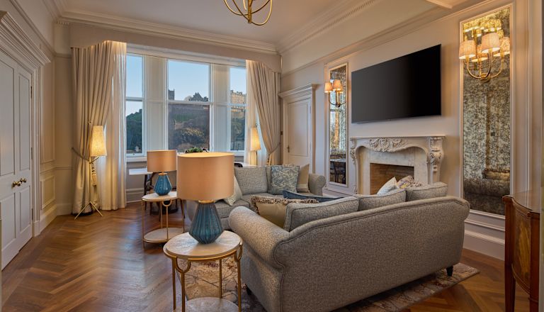 Apartament cu cameră de zi cu ferestre mari și șemineu