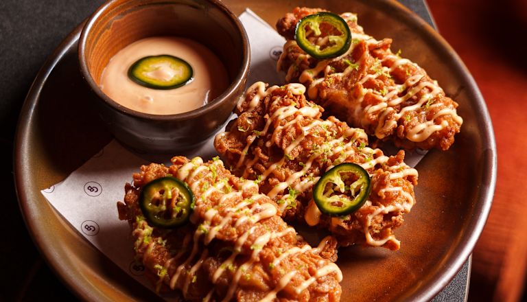 Makanan Jari di Atas Piring di The Caley Bar