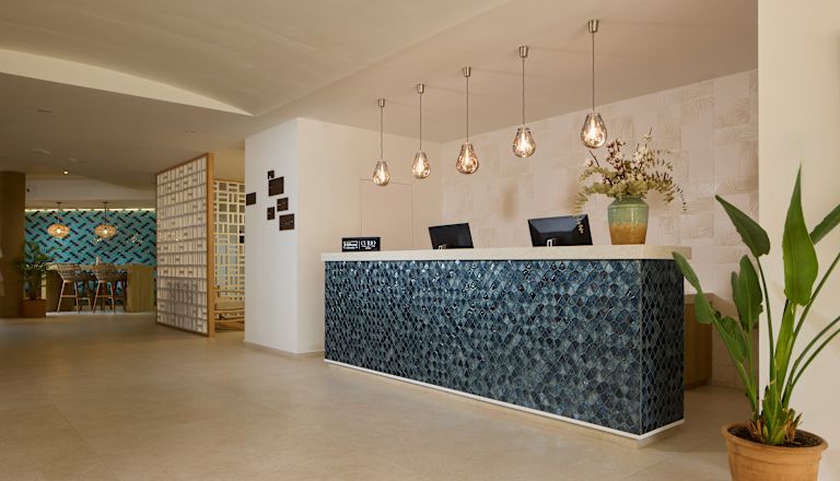 Mostrador de la recepción en el lobby