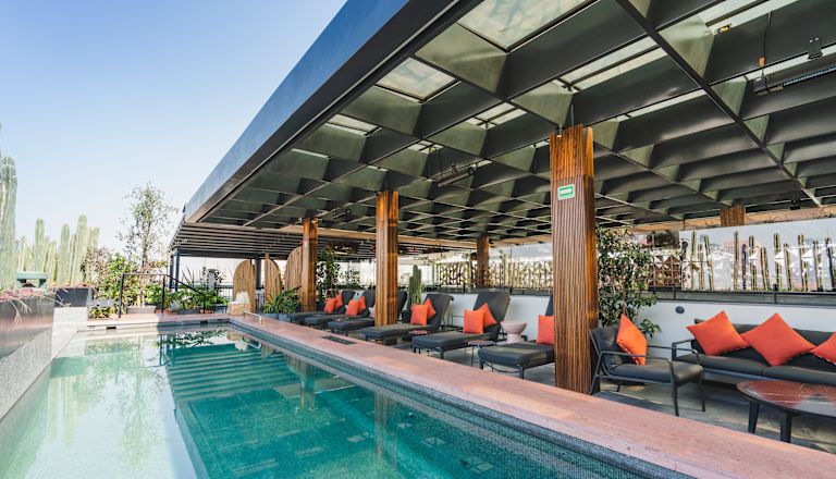 Piscina esterna e zona lounge