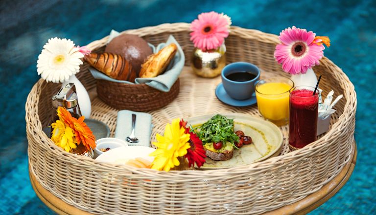 Un cestino con cibo e fiori al ristorante Oliva by Daniel Ovadia