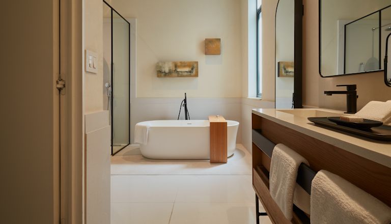 Camera - Bagno con lavabo, vasca e doccia separata.