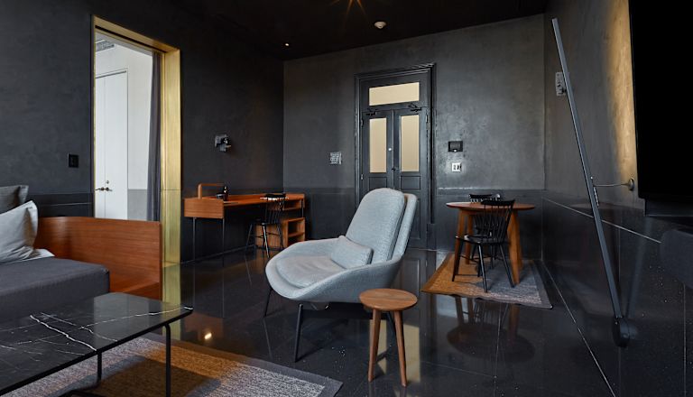 Camera - Salotto con tavolo, sedie e scrivania.