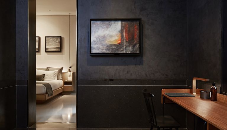 Scrivania e porta aperta della camera da letto.