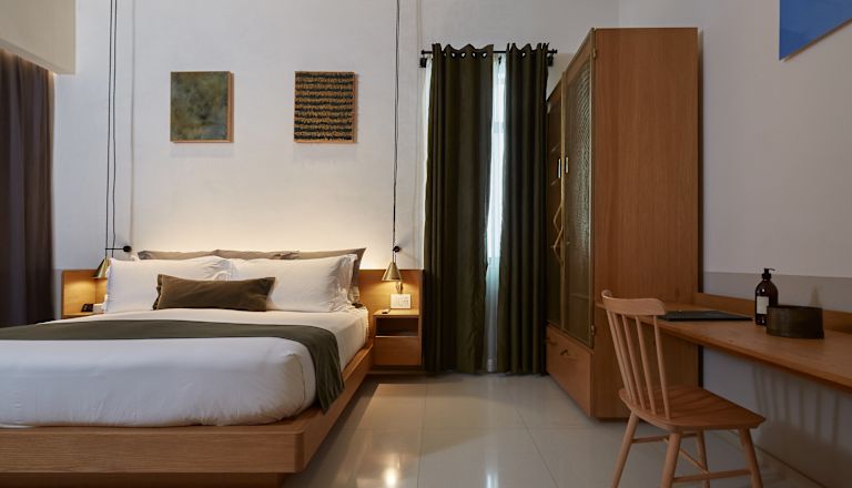 Camera attrezzata per ospiti con disabilità - Letto e tavolino.