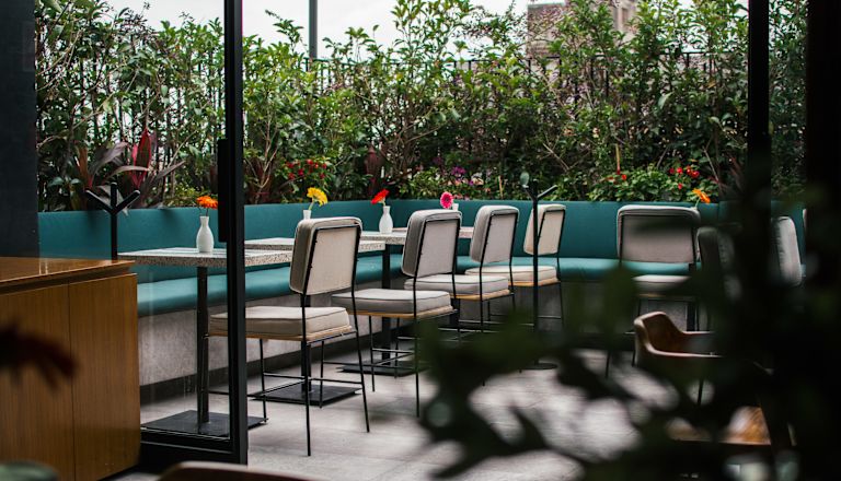 Salotto nel patio esterno di un ristorante