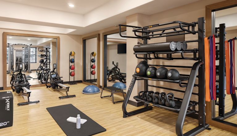 Vikter och annan träningsutrustning i fitnessrummet