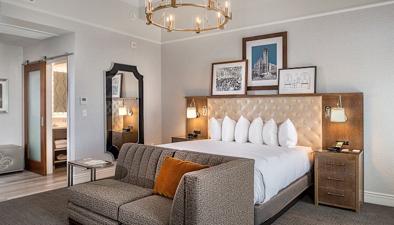 Gäststudio med en king size-säng och soffa
