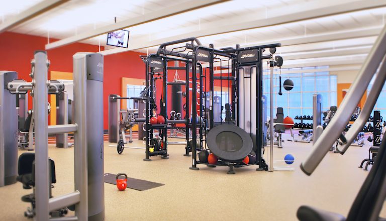 Fitnesscenter mit modernen Fitnessgeräten