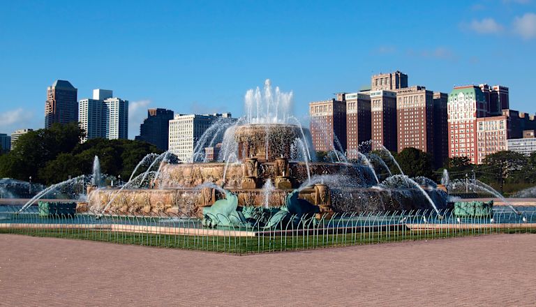 Außenansicht des Hilton Chicago Hotels mit großem Brunnen