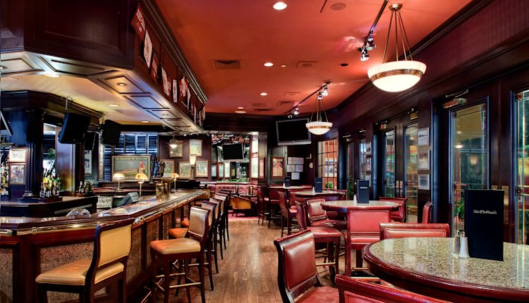 Bar McClellan's Sports, bar, mesas y sillas