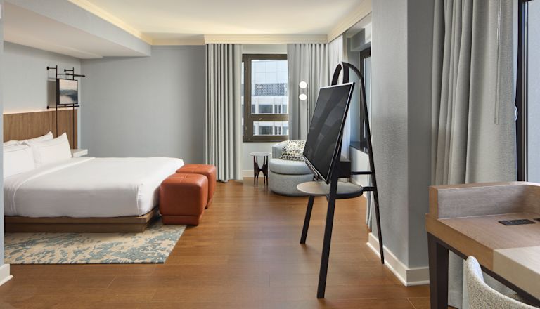 Cama grande y sala de estar en una suite Presidential