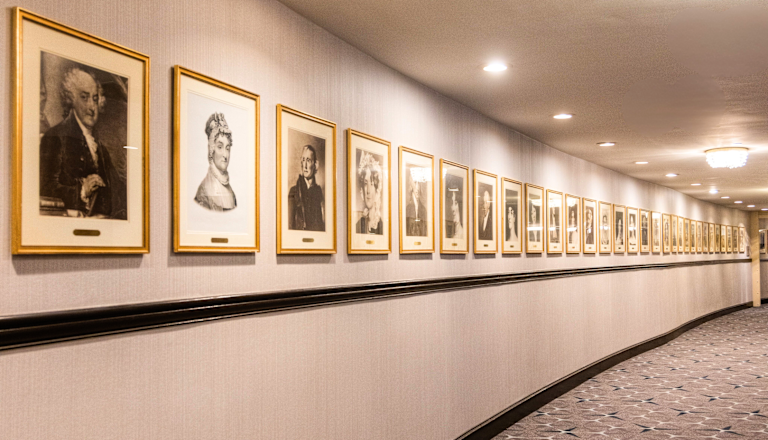 Pasillo que muestra fotografías de presidentes