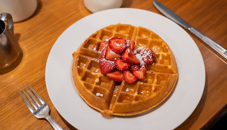 Restaurante Four Oaks, platos para el desayuno, wafles, café, jugo de naranja