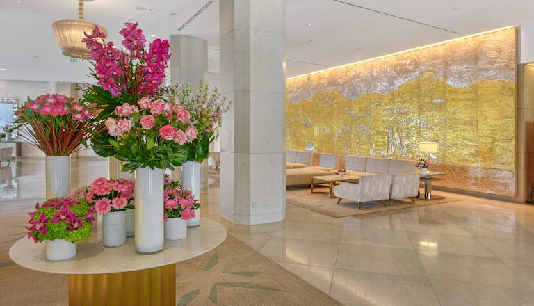 lobby dell'hotel - Salotto, tavolo con vasi di fiori