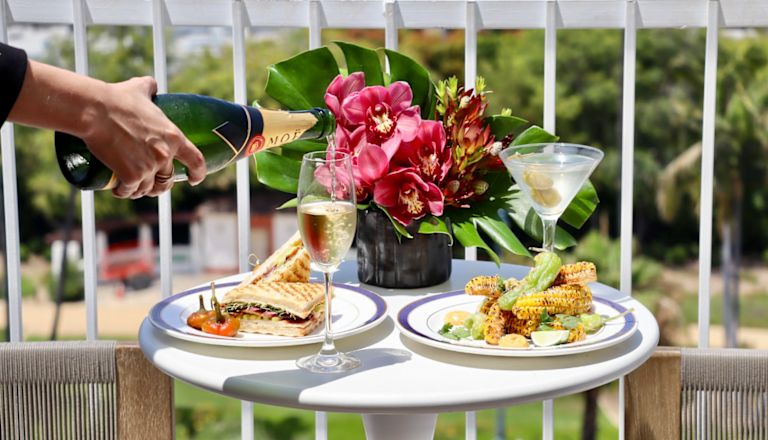 Ristorante circa sul tetto, tavolo da pranzo sulla terrazza