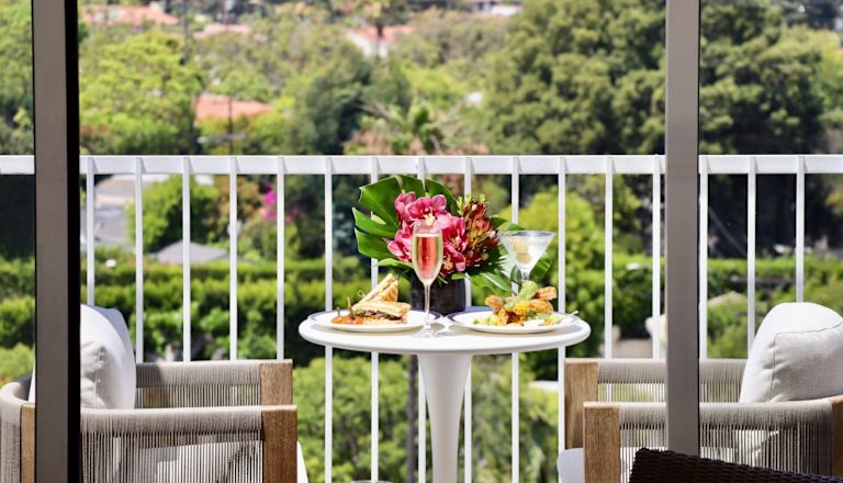 Ristorante circa sul tetto, tavolo da pranzo sulla terrazza