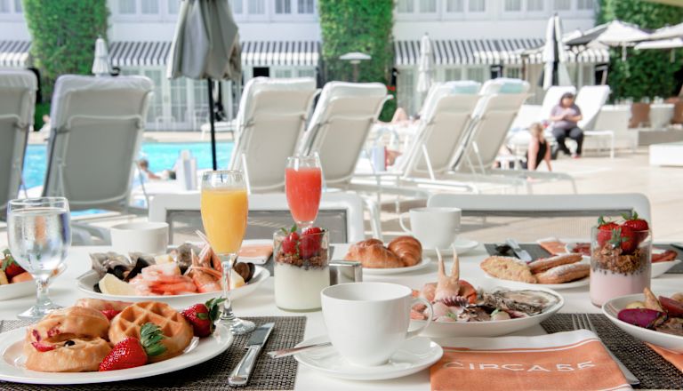 Prima colazione completa in piscina