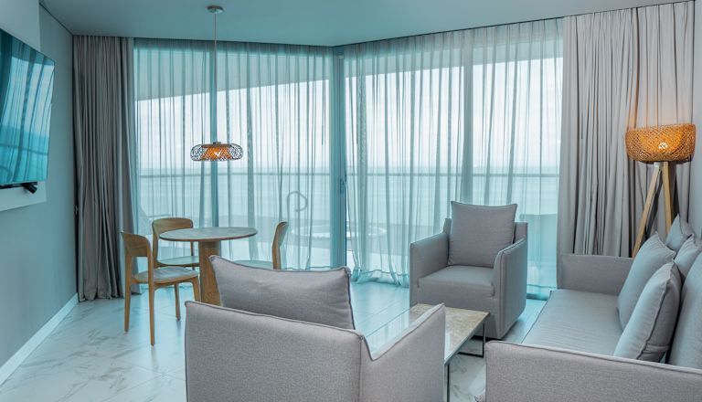 Sala de estar de la suite con vista al mar