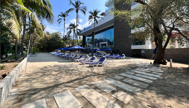 Área del patio con divanes y sombrillas