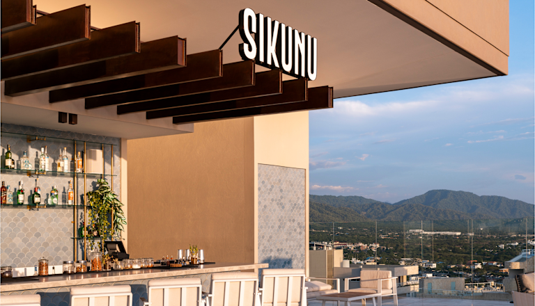 Bar Sikunu en la última planta con vista a las montañas de fondo