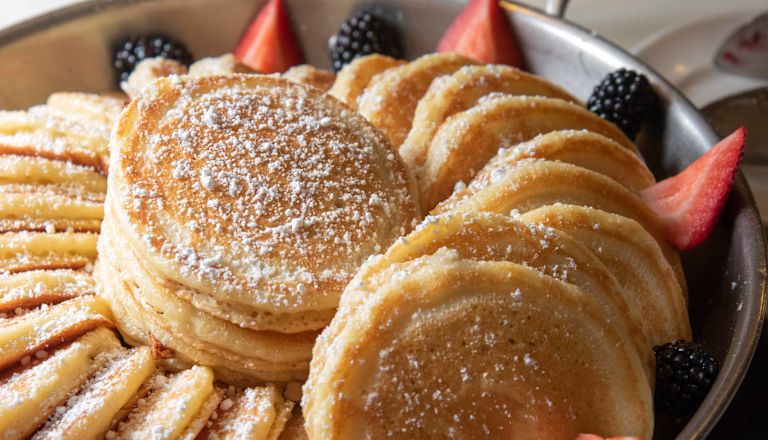 Nahaufnahme von Pancakges und Erdbeeren