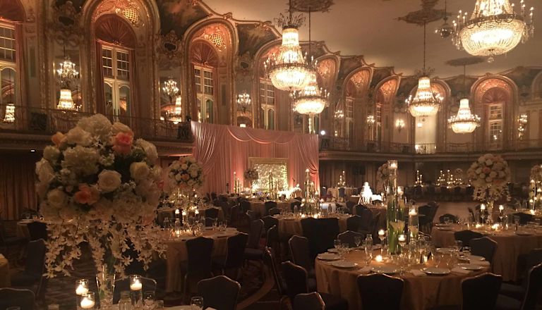 Ballsaal mit Tischbestuhlung