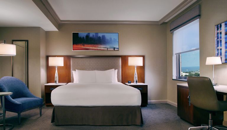 Zimmer mit Kingsize-Bett und Ausblick auf Lake Michigan