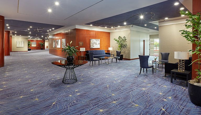 Lobby con tavoli e sedie